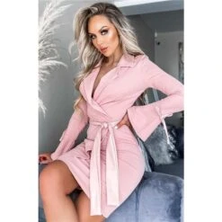 Kleid In Wickel-Optik Mit Trompetenärmeln Und Gürtel Altrosa -Stilvoll Gekleidet kleid in wickel optik mit trompetenaermeln und guertel altrosa4