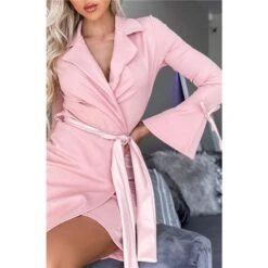 Kleid In Wickel-Optik Mit Trompetenärmeln Und Gürtel Altrosa -Stilvoll Gekleidet kleid in wickel optik mit trompetenaermeln und guertel altrosa6