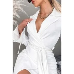 Kleid In Wickel-Optik Mit Trompetenärmeln Und Gürtel Weiß 7 Kleid In Wickel-Optik Mit Trompetenärmeln Und Gürtel Weiß -Stilvoll Gekleidet kleid in wickel optik mit trompetenaermeln und guertel weiss4