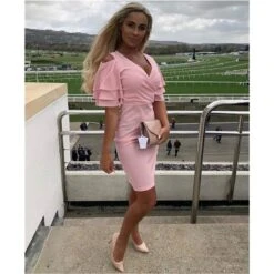 Knielanges Kleid In Wickel-Optik Mit Volantärmeln Rosa -Stilvoll Gekleidet knielanges kleid in wickel optik mit volantaermeln rosa7