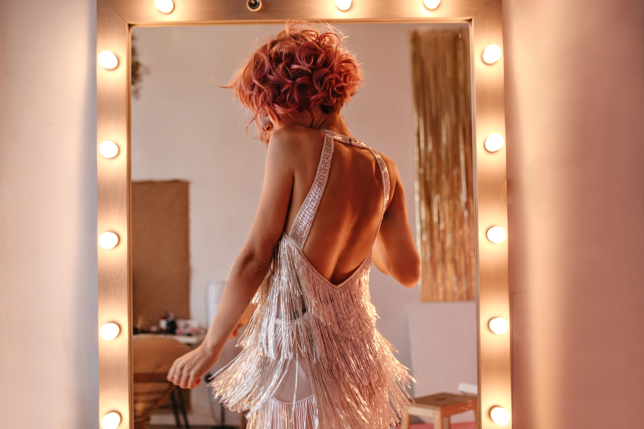 Titelseite -Stilvoll Gekleidet thin pretty pink haired woman in silver dress danc 2023 11 27 05 35 24 utc scaled 1